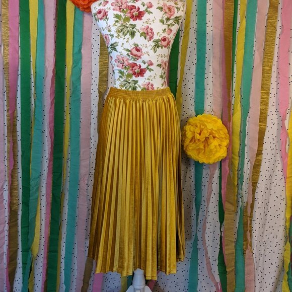 Elegant Gold Pleated Skirt - Picture 6 of 11